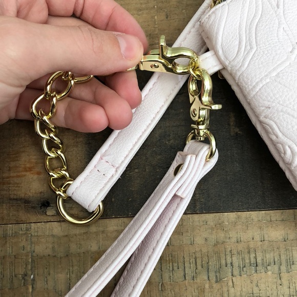 Blush Betsey Johnson charging bag - Picture 4 of 8